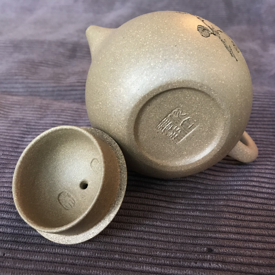 Чайник із ісинської глини «Яйце дракона» (хризантема) Чайник із ісинської глини «Яйце дракона» (хризантема)