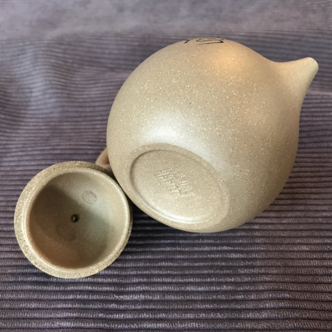 Чайник із ісинської глини «Яйце дракона» (снігова слива) Чайник із ісинської глини «Яйце дракона» (снігова слива)