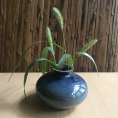 Маленька вазочка з синьою глазур'ю