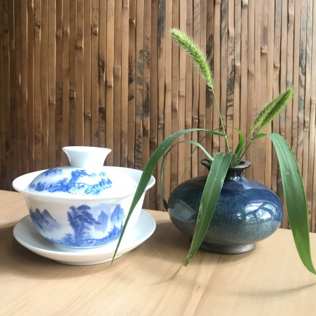 Маленька вазочка з синьою глазур'ю