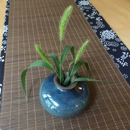 Маленька вазочка з синьою глазур'ю