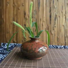 Маленька вазочка з червоною глазур'ю