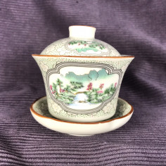 Жовта гайвань з пейзажем і візерунок з снігу сливи.