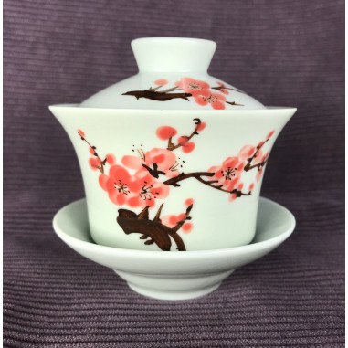 Ніжно-зелена гайвань із червоною сніжною сливою.