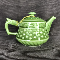 Зелений чайник у формі основи колони