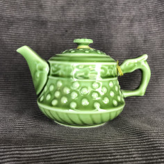 Зелений чайник у формі основи колони 2