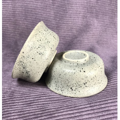 Сірі великі чаші в цятку