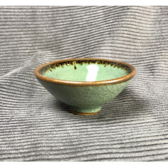 Трикутна чаша із селадону болотно-зеленого кольору