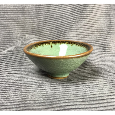 Трикутна чаша із селадону болотно-зеленого кольору