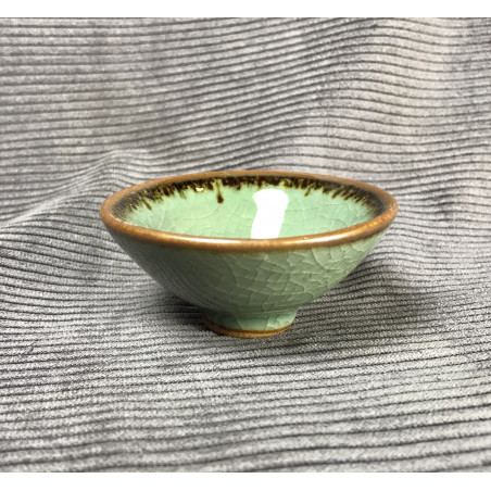 Трикутна чаша із селадону болотно-зеленого кольору