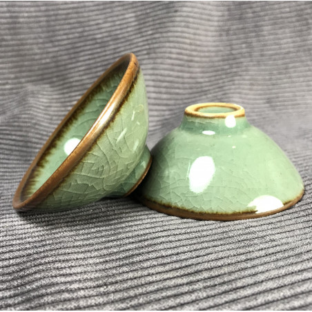 Трикутна чаша із селадону болотно-зеленого кольору