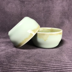 Блакитна чаша з коричневими стеками