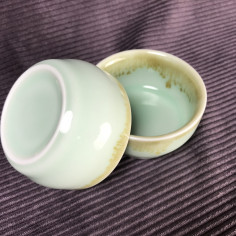 Блакитна чаша з коричневими стеками 2