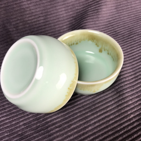 Блакитна чаша з коричневими стеками