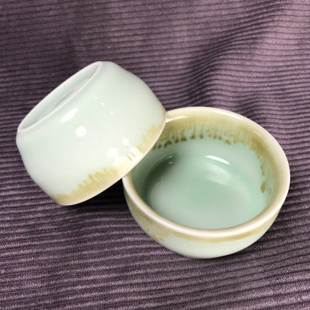 Блакитна чаша з коричневими стеками