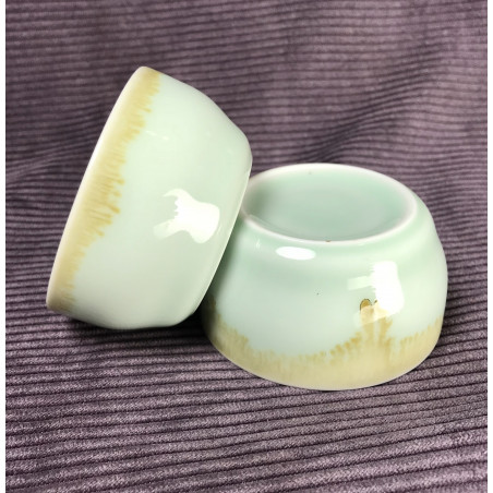 Блакитна чаша з коричневими стеками