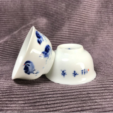 Маленька чаша з курчатами