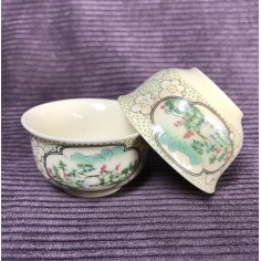 Чаші з пейзажем і візерунок з снігу сливи.