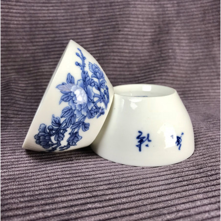 Чаша з півонією