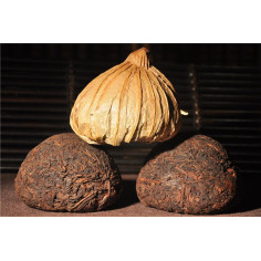 Точа шу пуера зі старих дерев у листі лотоса