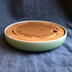 Маленька кругла чабань із зеленою селадоновою керамічною основою