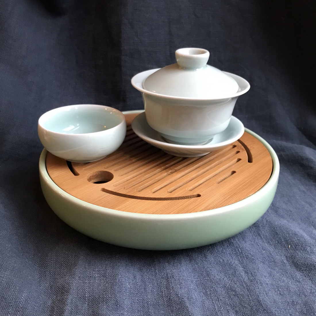 Маленька кругла чабань із світло-зеленою селадоновою керамічною основою Маленька кругла чабань із світло-зеленою селадоновою керамічною основою