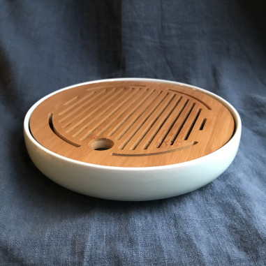 Маленька кругла чабань із блакитною селадоновою керамічною основою.