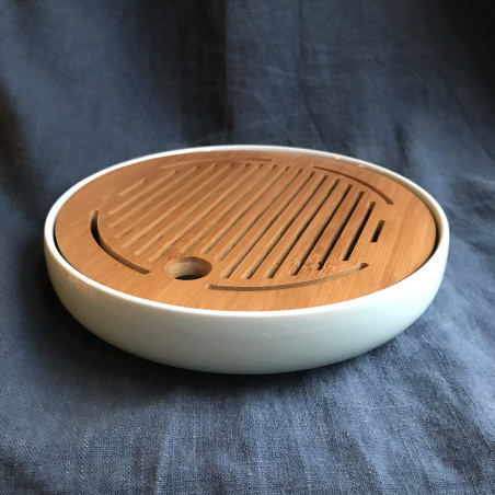 Маленька кругла чабань із блакитною селадоновою керамічною основою.