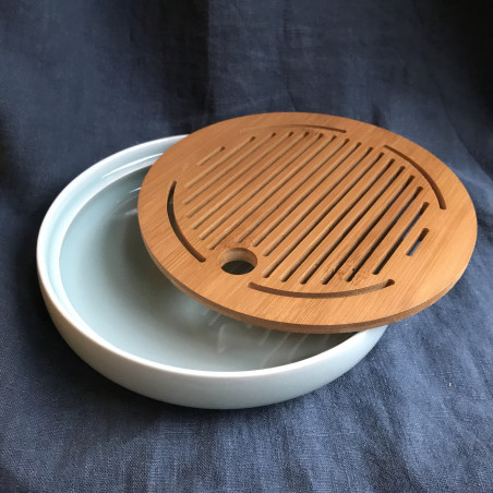 Маленька кругла чабань із блакитною селадоновою керамічною основою.