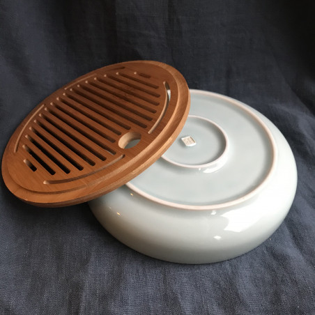 Маленька кругла чабань із блакитною селадоновою керамічною основою.