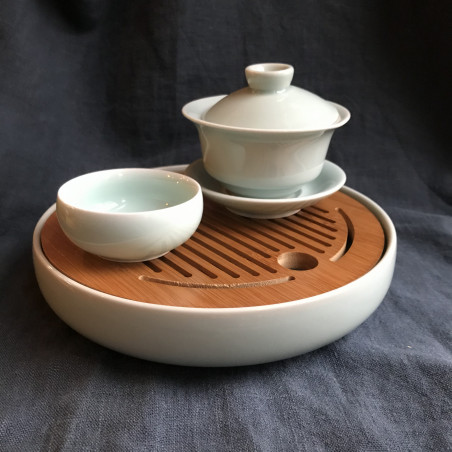 Маленька кругла чабань із блакитною селадоновою керамічною основою.