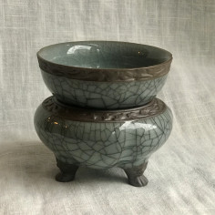 Селадонове ситечко з триніжною підставкою