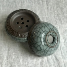 Селадонове ситечко з триніжною підставкою 2