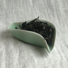 Чахе у вигляді аркуша з дияо кольору зеленої сливи.