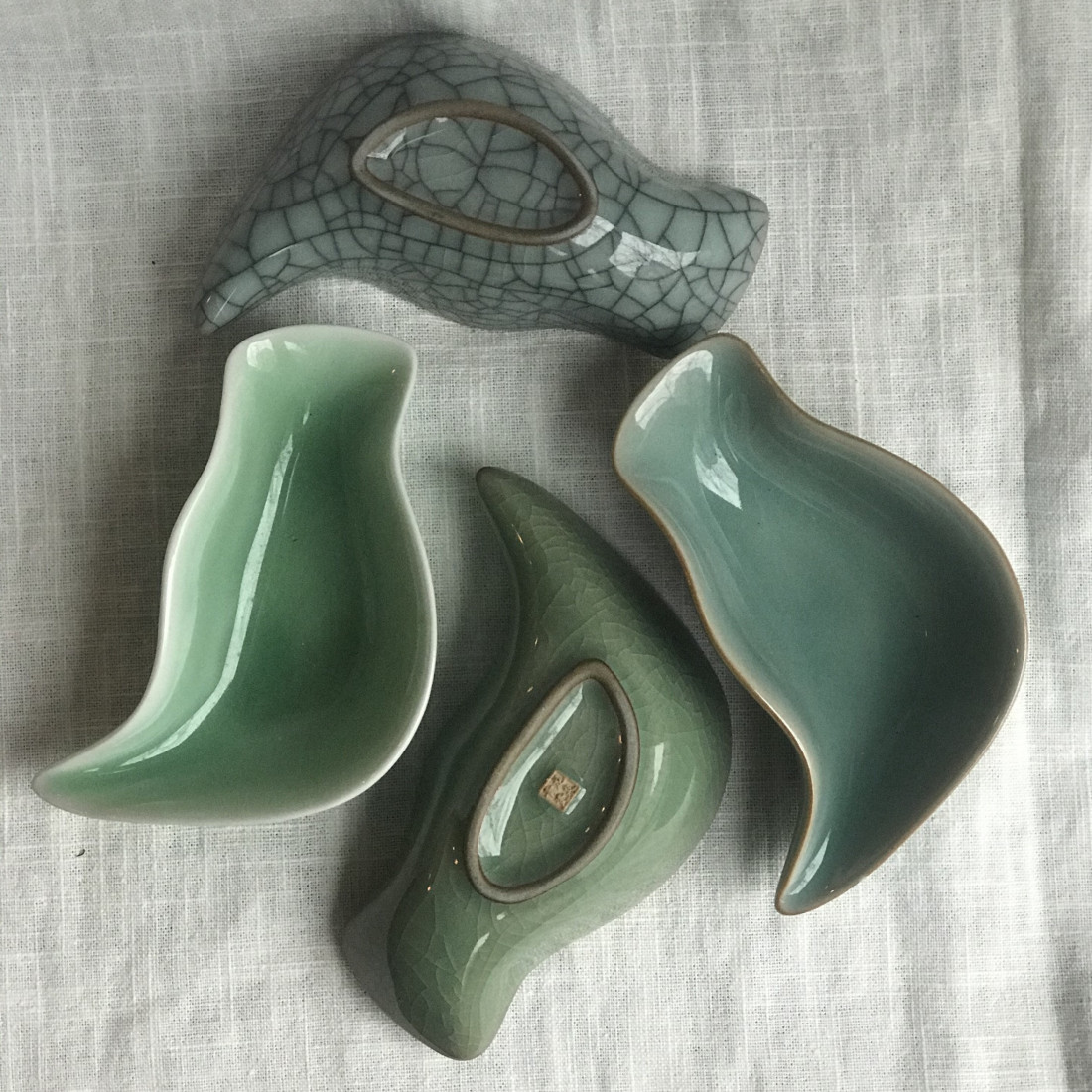 Чахе у вигляді аркуша з дияо кольору зеленої сливи. Чахе у вигляді аркуша з дияо кольору зеленої сливи.