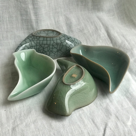 Чахе у вигляді аркуша з дияо кольору зеленої сливи. Чахе у вигляді аркуша з дияо кольору зеленої сливи.