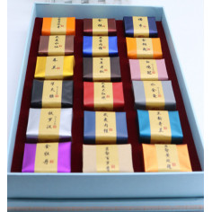 Набір з 18 пробників чаю подарунковій коробці.