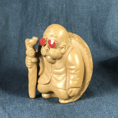 Черепаха жовта з червоними окулярами з дуані.