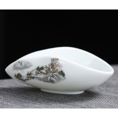 Біле чахе з сірим краєвидом