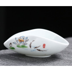 Біле чахе з різнокольоровим лотосом