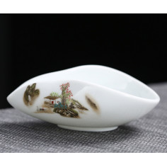 Біле чахе із синім пейзажем