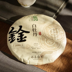 Білий півонія з Паньсі в млинці