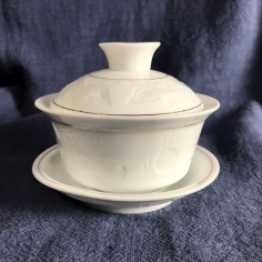 Біла гайвань з драконами та золотою ниткою