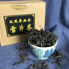 Зі сніговим ароматом поодинокі кущі з гір Фенікса