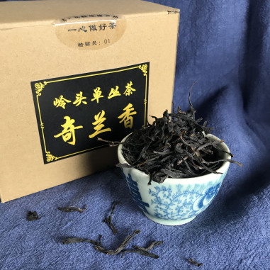 З ароматом чудової орхідеї поодинокі кущі з гір Фенікса