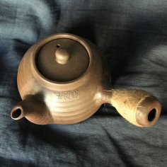 Класичний глиняний чайник для кип'ятіння води та варіння чаю