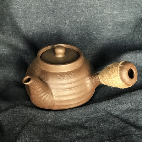 Класичний глиняний чайник для кип'ятіння води та варіння чаю