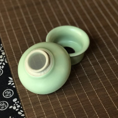 Зелене сито на підставці з...